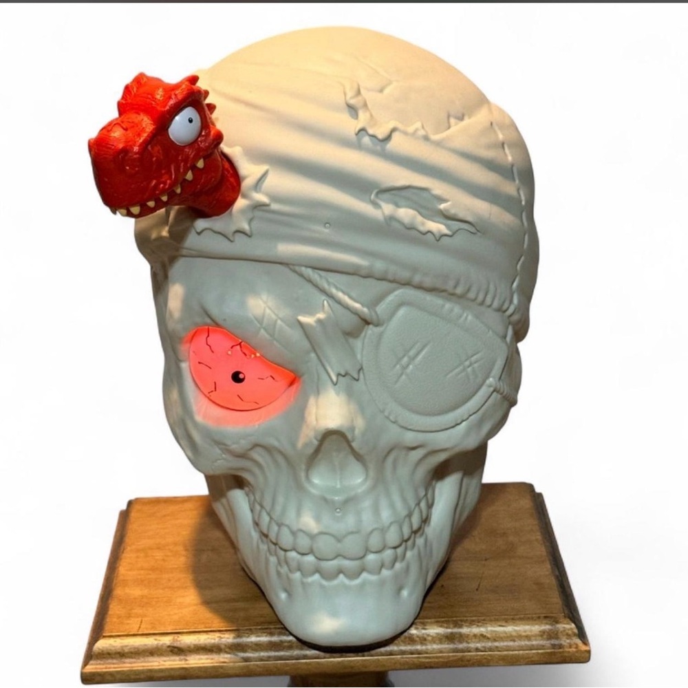 Talking pirate skull, eye color changes.